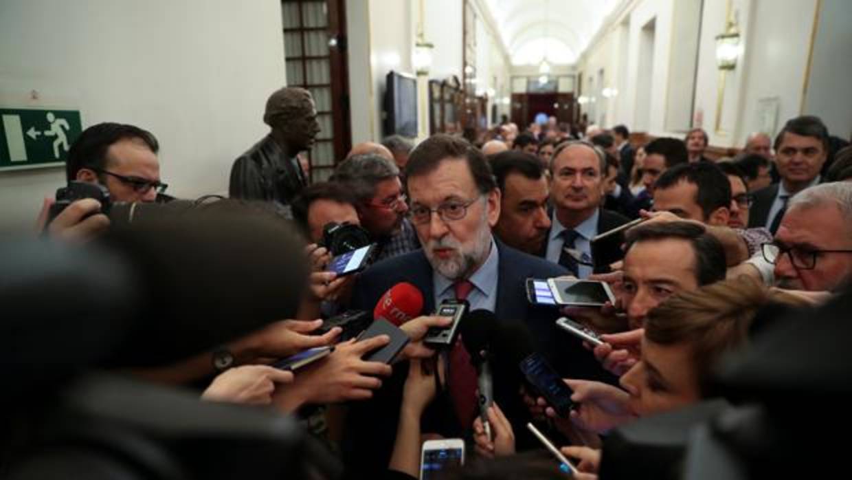 El presidente del Gobierno, Mariano Rajoy, en el pasillo del Congreso