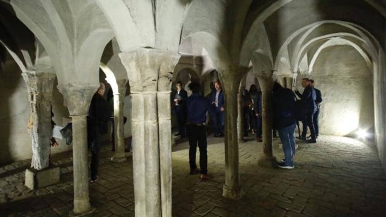 Columnas, arcadas y bóvedas de crucería conforman este espacio que data del siglo XIII