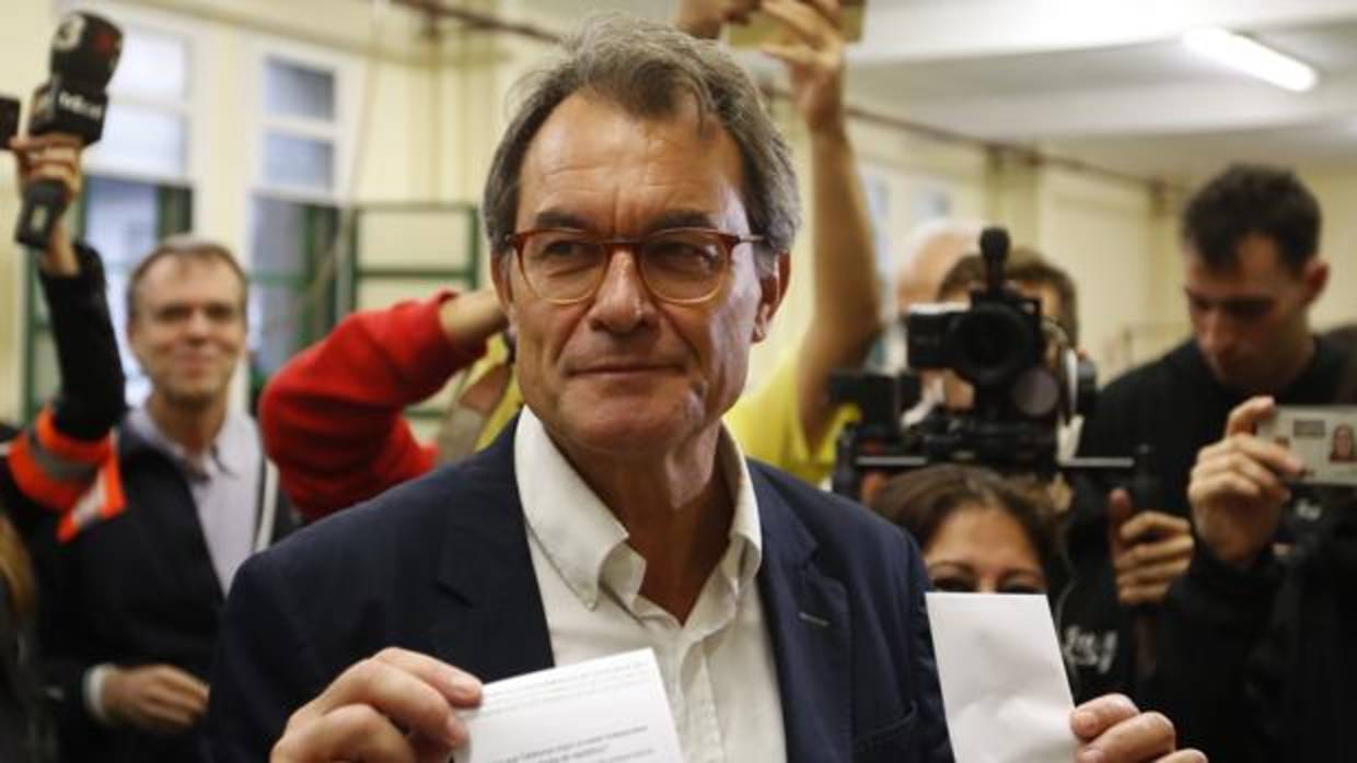 El expresidente de la Generalitat Artur Mas votando en el referéndum del independencia del 1-O