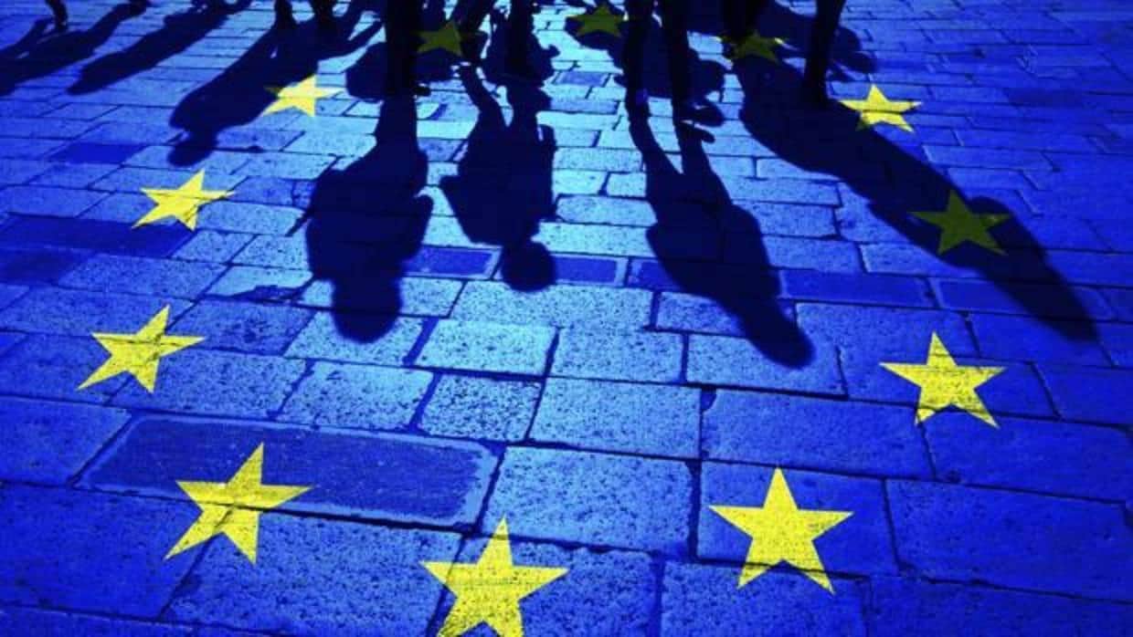 Montaje de la bandera de la UE sobre el pavimento