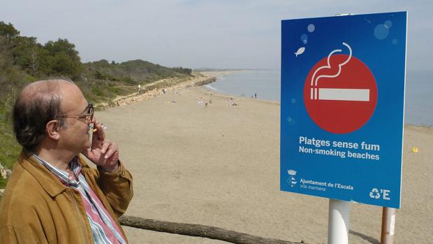 La última propuesta de Compromís:  playas en las que no se permita fumar en la Comunidad Valenciana