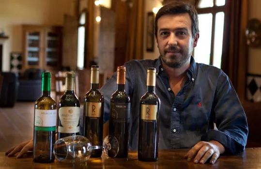 Agustín Ferrín, director técnico de Bodegas Lahoz, con alguno de sus vinos