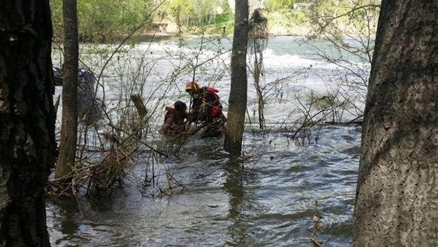 Los Bomberos rescatan a dos niños que cayeron al río Henares