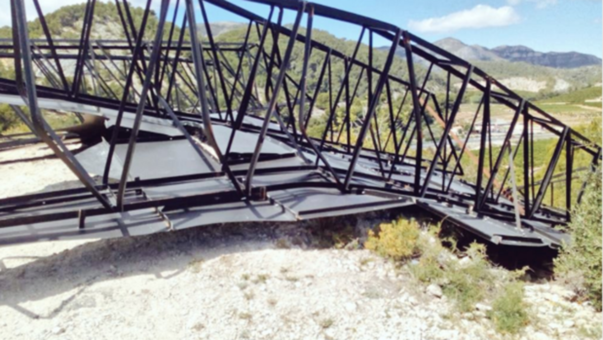 El toro de Osborne de Tavernes de la Valdigna derribado