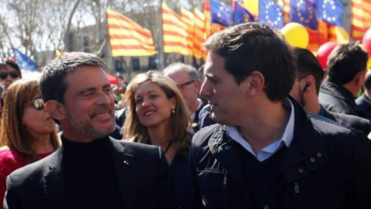 Manuel Valls, junto a Albert Rivera en la manifestación en Barcelona