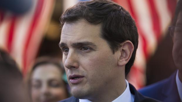 Albert Rivera firma el manifiesto «Por un fin de ETA sin impunidad»