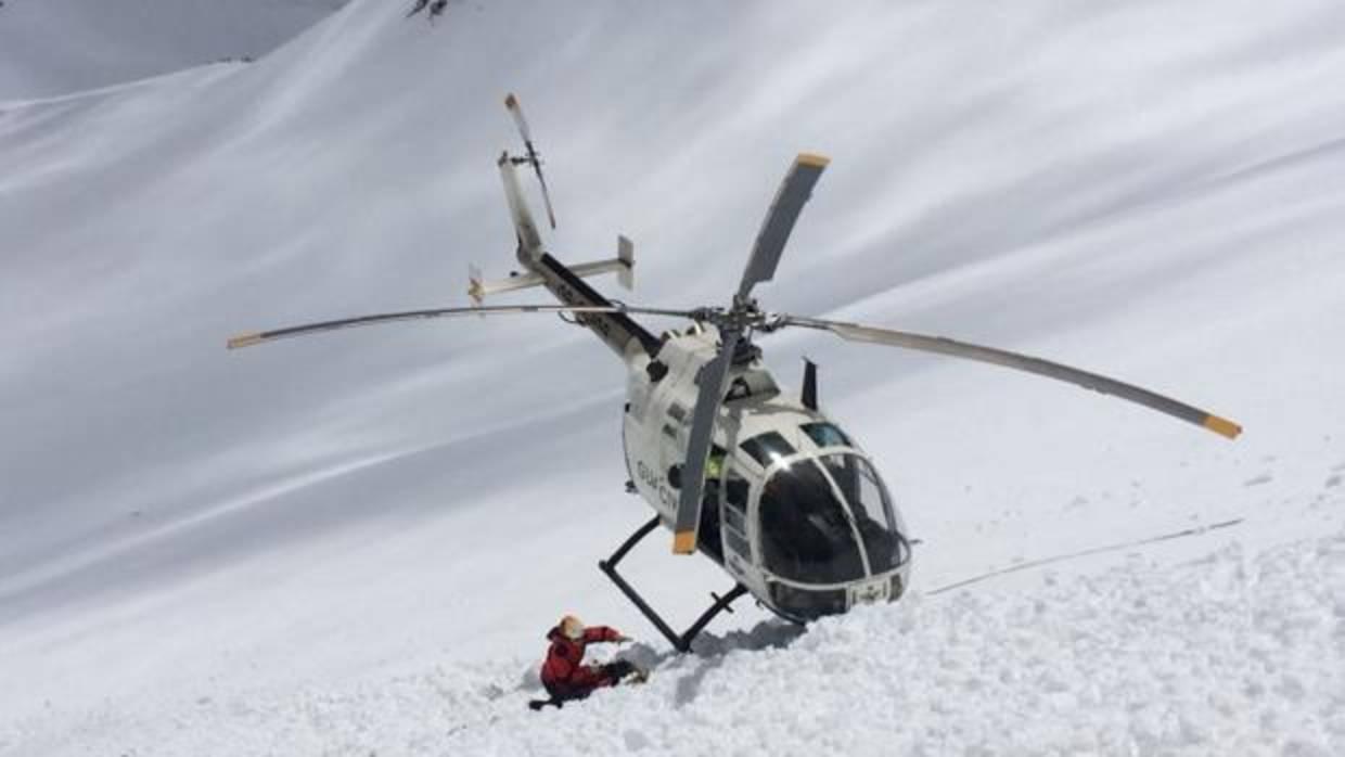 Un momento del rescate del montañero por parte de especialistas de la Guardia Civil