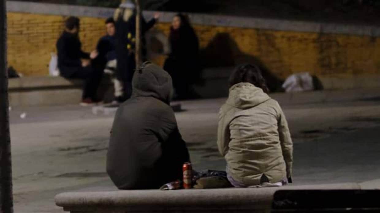 Varios jóvenes consumen alcohol en la plaza del Dos de Mayo