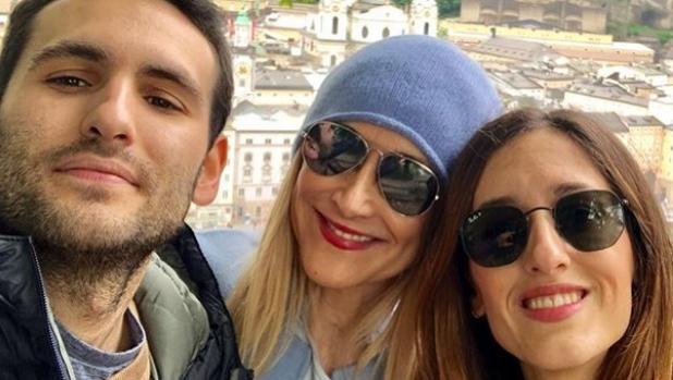 Cifuentes reaparece con sus hijos en Salzburgo, donde se rodó «Sonrisas y lágrimas»