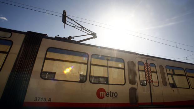 Herida una mujer de 70 años tras ser golpeada en la cabeza por el Metro en la estación de Paterna