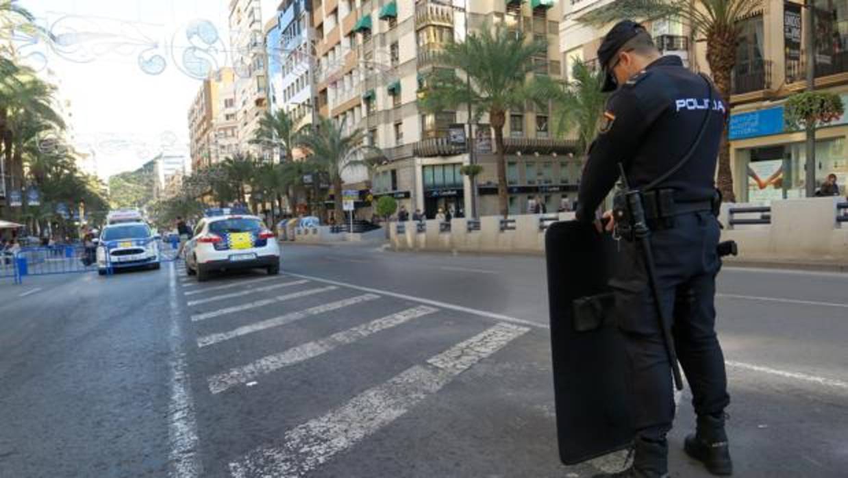 Imagen de archivo de un dispositivo de la Policía Nacional en Alicante centro