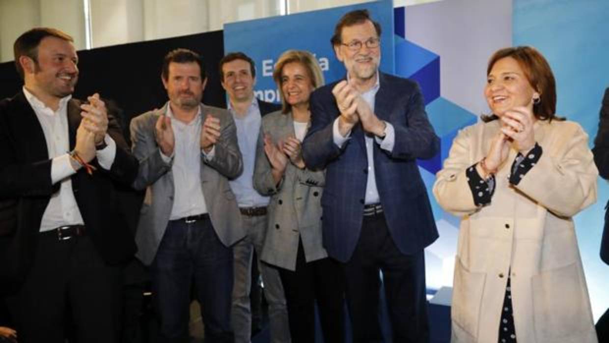 Rajoy con Bonig, Císcar y otros dirigentes del PP en la convención del PP en Elche, en febrero