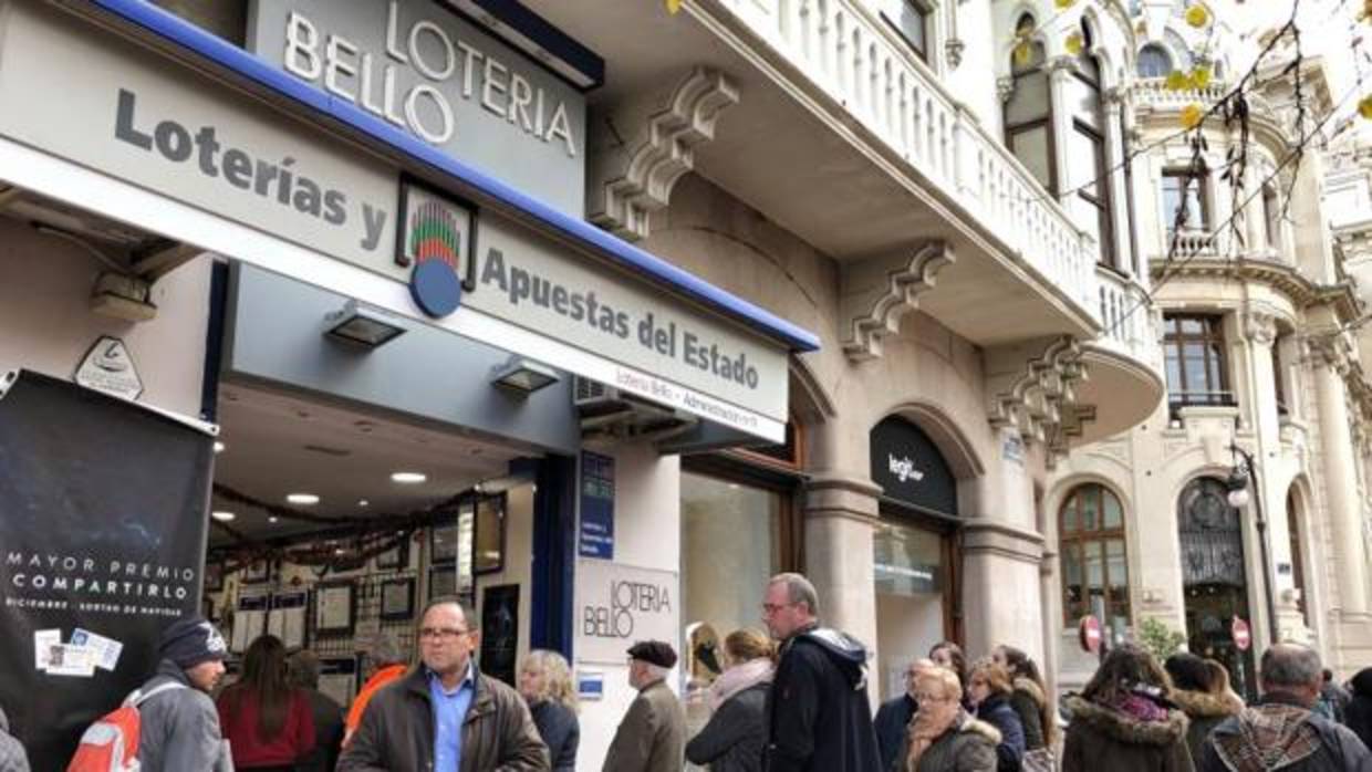 Colas en una administración de Loterías de Valencia