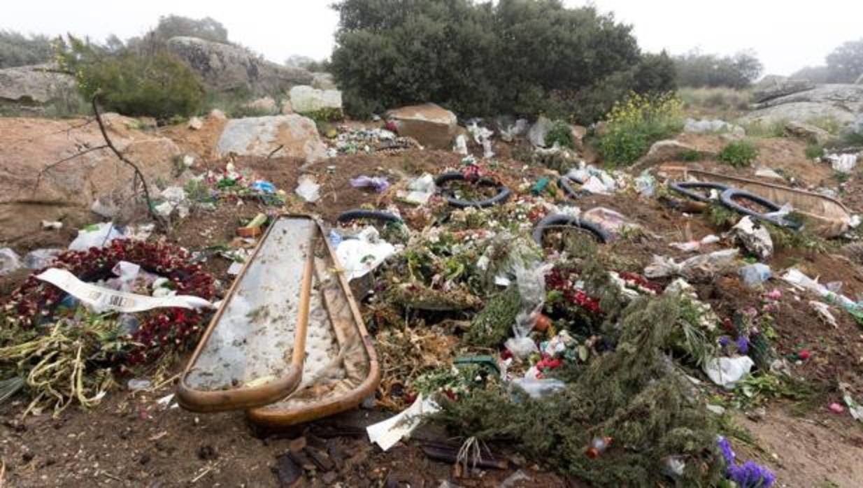 Restos de coronas de flores, sepulturas y un ataúd cerca del cementerio de Ávila