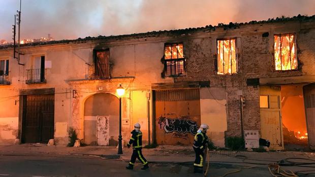 Investigan las causas del fuego que ha destrozado el Palacio de Osuna de Aranjuez