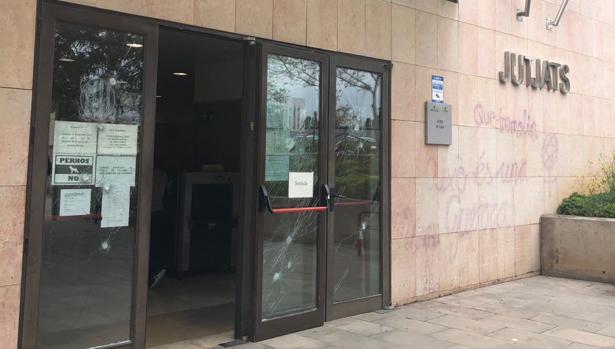Ataque de madrugada a varios juzgados de Cataluña contra «la Justicia patriarcal»