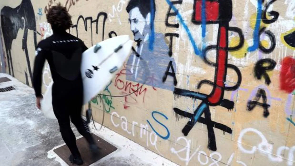 «Hasta el final»: Aparecen pintadas de agradecimiento a ETA en las tres capitales del País Vasco