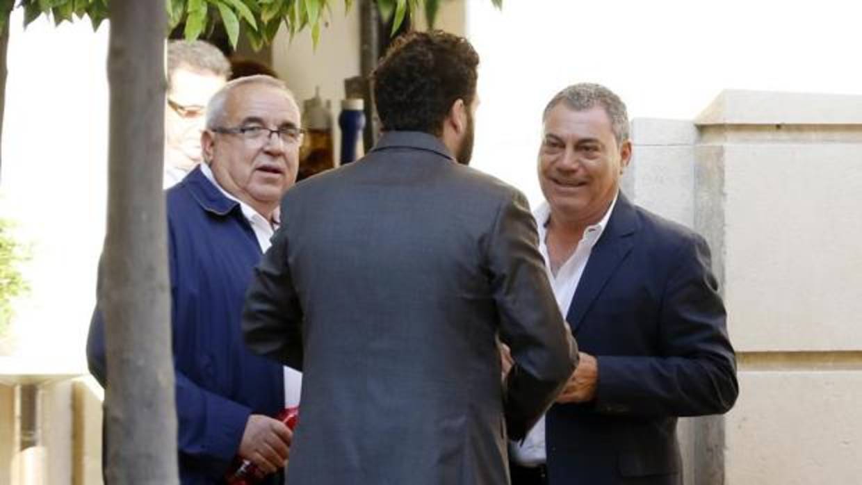 Fenoll (izquieda) y José Vicente Gregory, este viernes antes de iniciarse la primera sesión del juicio en la Audiencia de Alicante