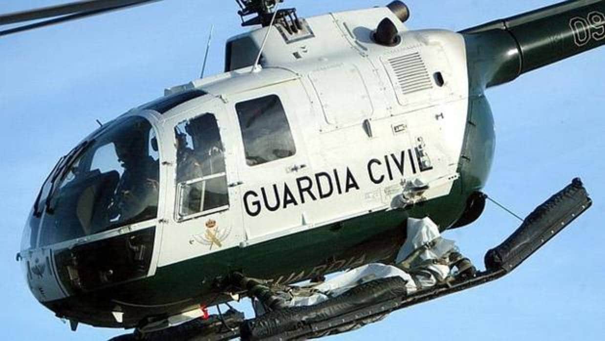 Un helicóptero de la Guardia Civil participa en la búsqueda de la mujer