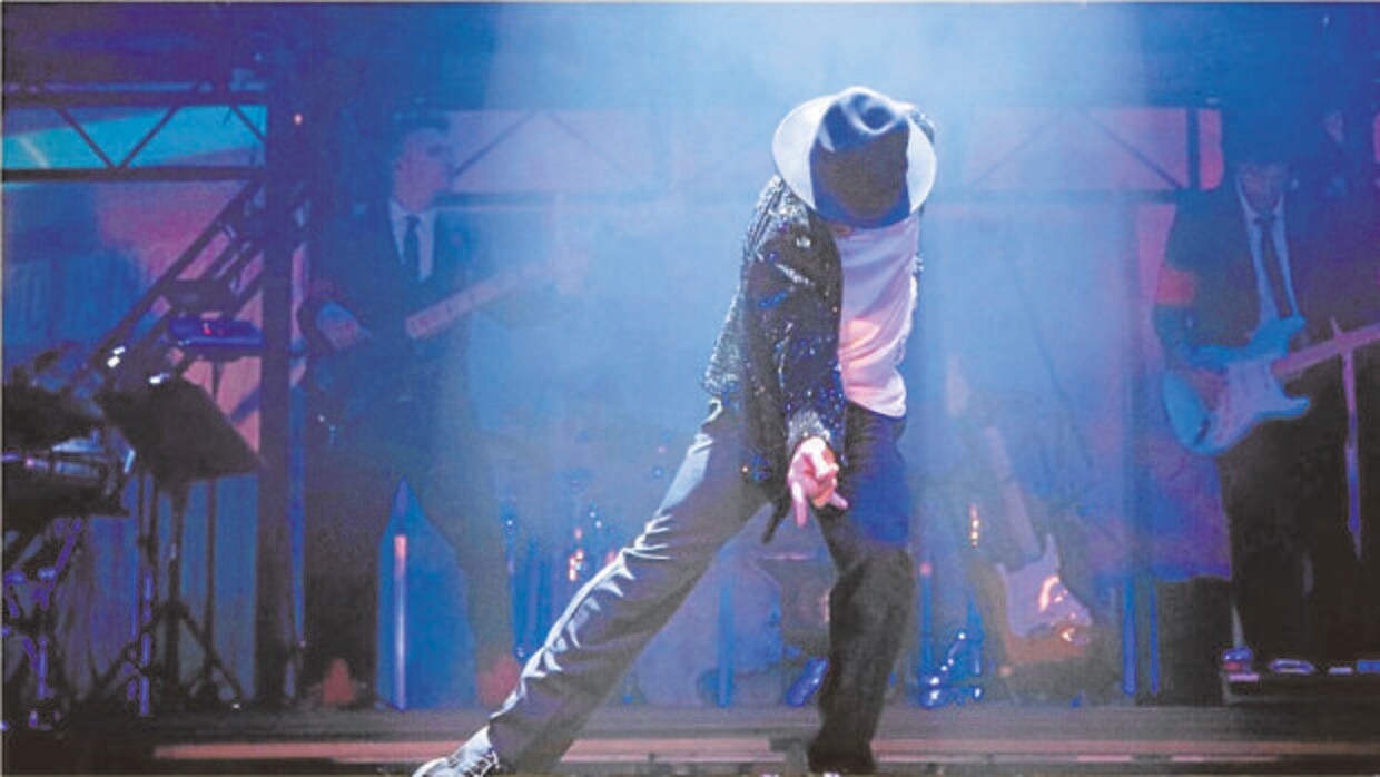 El montaje lleva a escena los inconfundibles pasos de baile de Michael Jackson