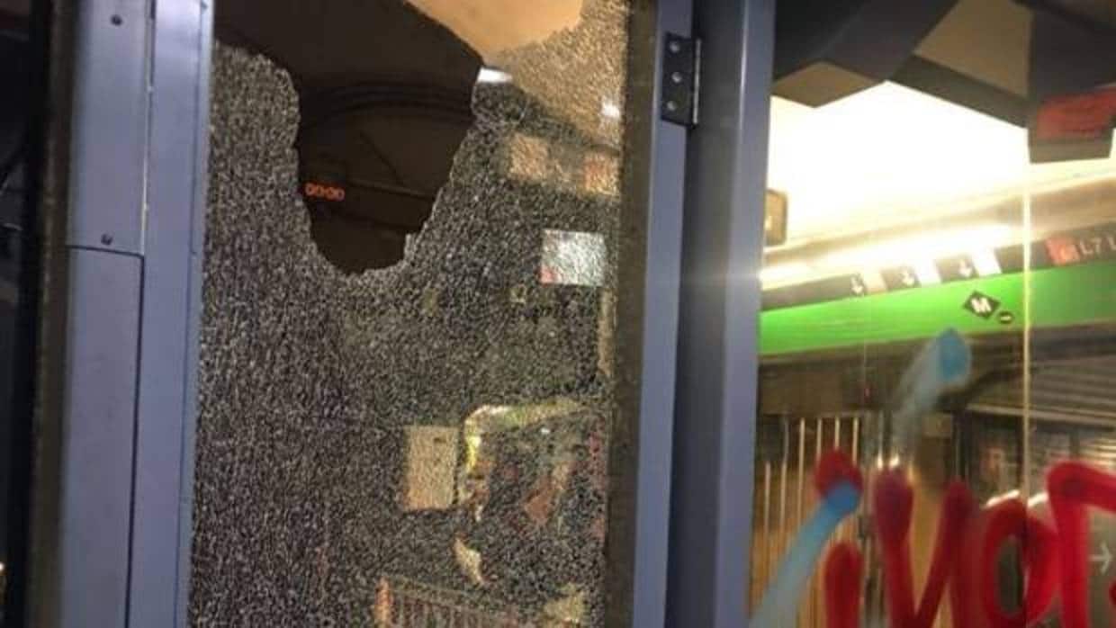 Un grupo de encapuchados ataca con piedras un convoy del metro de Barcelona