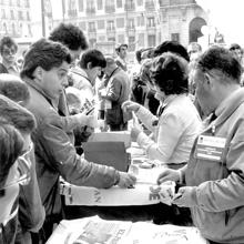 Votando en las elecciones autonómicas de 1983