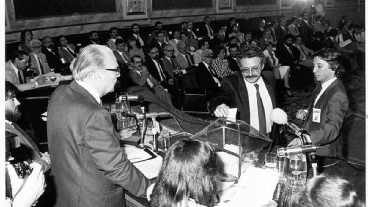 Leguina, votando en la elección de la Mesa de la Asamblea de Madrid