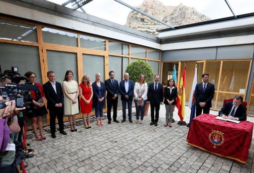 Rajoy firmando en el libro de honor del Ayuntamiento de Alicante