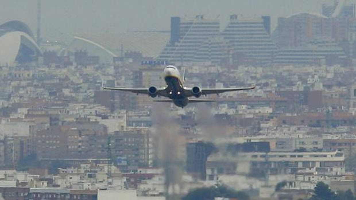 Un avión despega en Manises (Valencia)