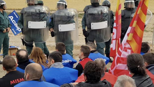 Funcionarios de prisiones y antidisturbios se enzarzan en una protesta sindical