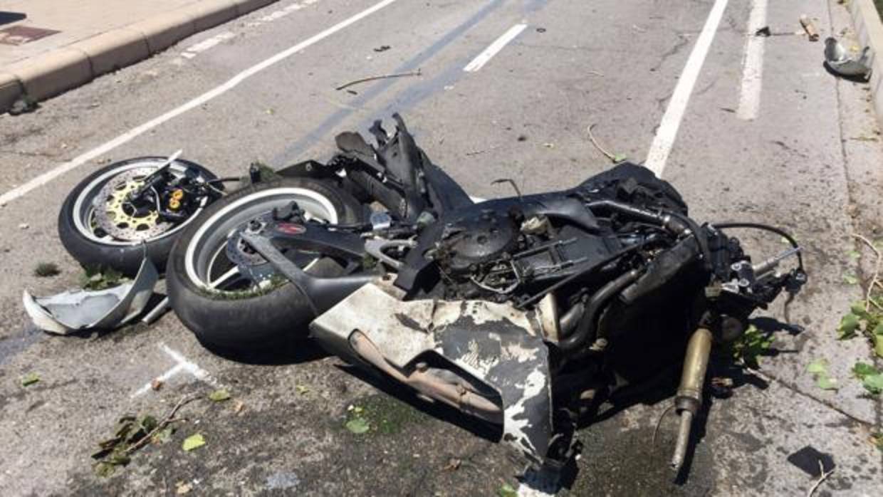 Imagen de archivo de una moto destrozada tras un accidente