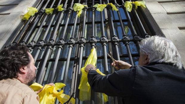 Organizan una quedada en Barcelona para quitar lazos amarillos