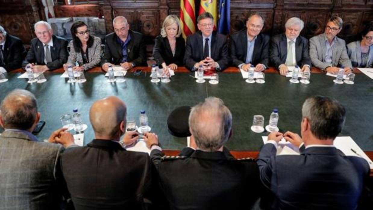 Un momento de la reunión entre víctimas del terrorismo y el presidente de la Generalitat Valenciana
