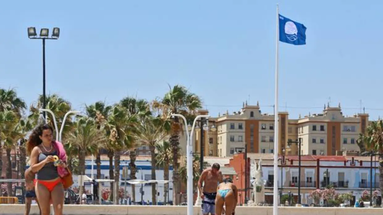Bandera azul en la playa de la Malvarrosa de Valencia