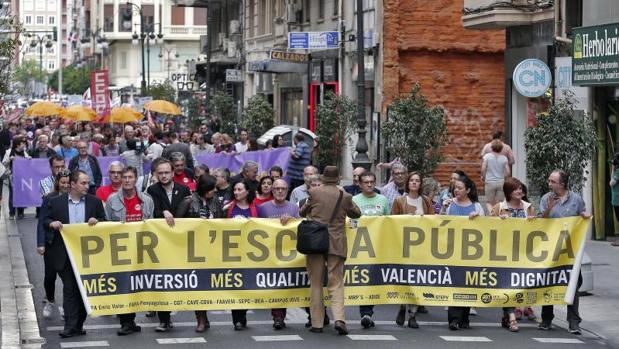 Un centenar de personas se manifiestan en Valencia por la derogación de la LOMCE