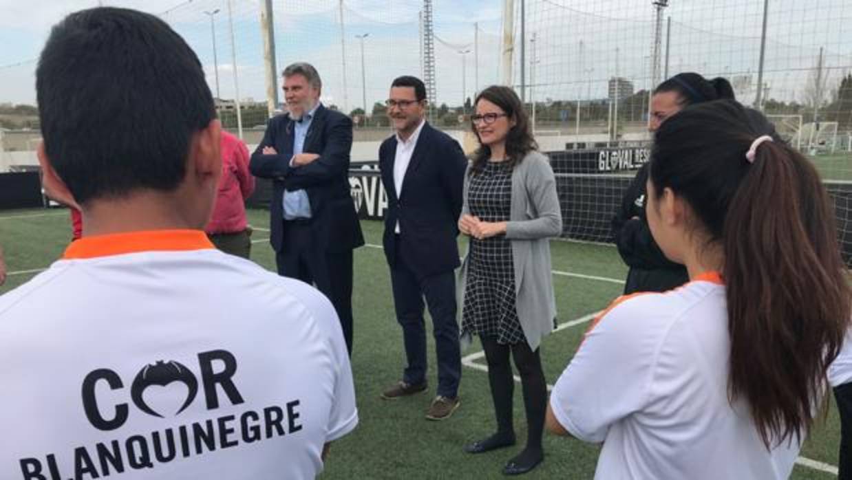 Oltra con los coordinadores del proyecto de la Fundació València CF