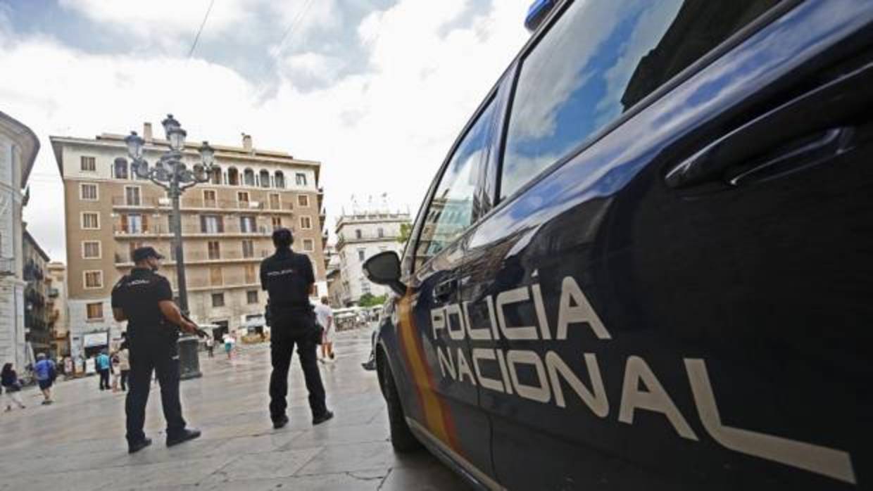 Una patrulla de la Policia Nacional en Valencia