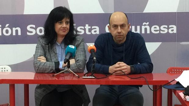 Eva Martínez Acón junto a José Manuel Cereijo, uno de los cargos que han presentado su dimisión, durante una rueda de prensa el pasado mes de marzo