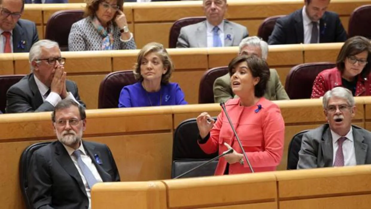 La vicepresidenta del Gobierno, Soraya Sáenz de Santamaría, este martes durante la sesión de control en el Senado