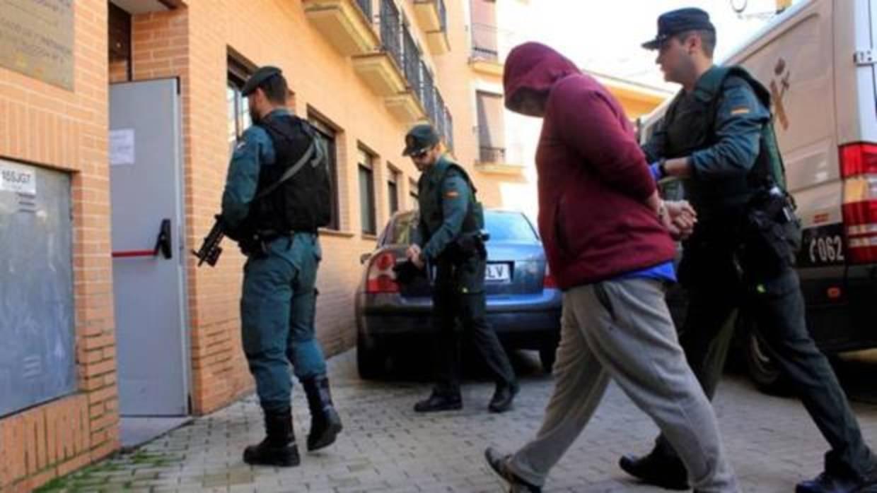 El presunto sicario acusado del asesinato de Mercedes es escoltado por agentes de la Guardia Civil a su llegada a los juzgados de Illescas