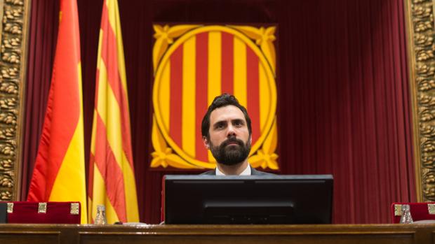 Piden el encarcelamiento «urgente» y sin fianza de Roger Torrent por tramitar la Ley de la Presidencia