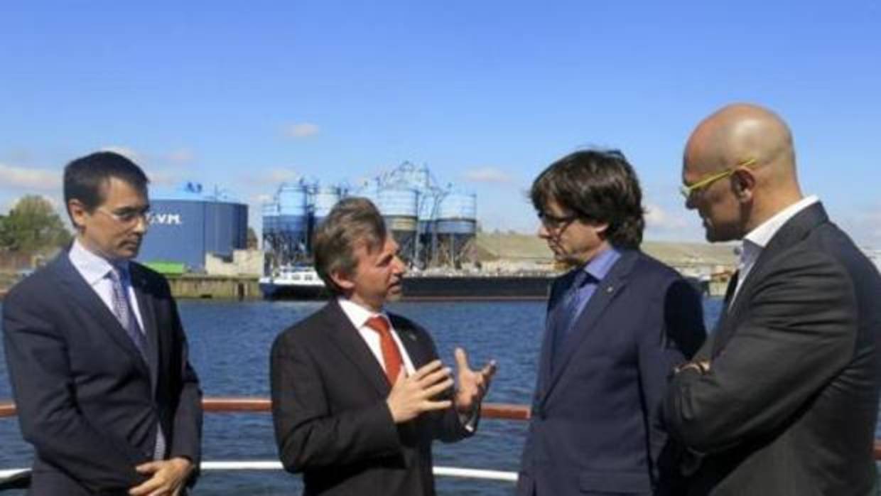 Carles Puigdemont , Raül Romeva y el responsable de la exdelegación de Cataluña en Bruselas, Amadeu Altafaj, con un directivo del puerto de Gant