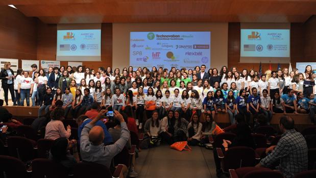 Dinapsis obtiene cuatro reconocimientos durante la final regional Technovation Challenge 2018 en la UPV