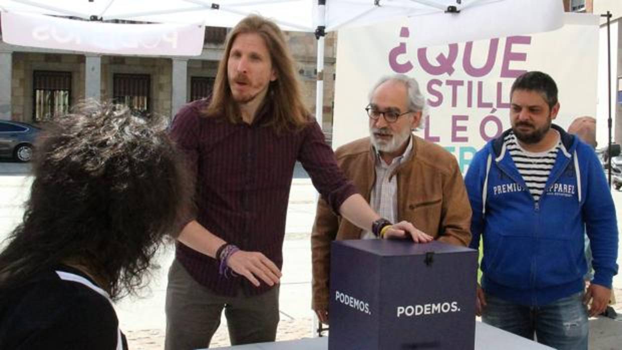 El secretario general de Podemos CyL, Pablo Fernández, informó este pasado martes en Zamora sobre la campaña «Las personas, lo primero. ¿Qué Castilla y León quieres?»