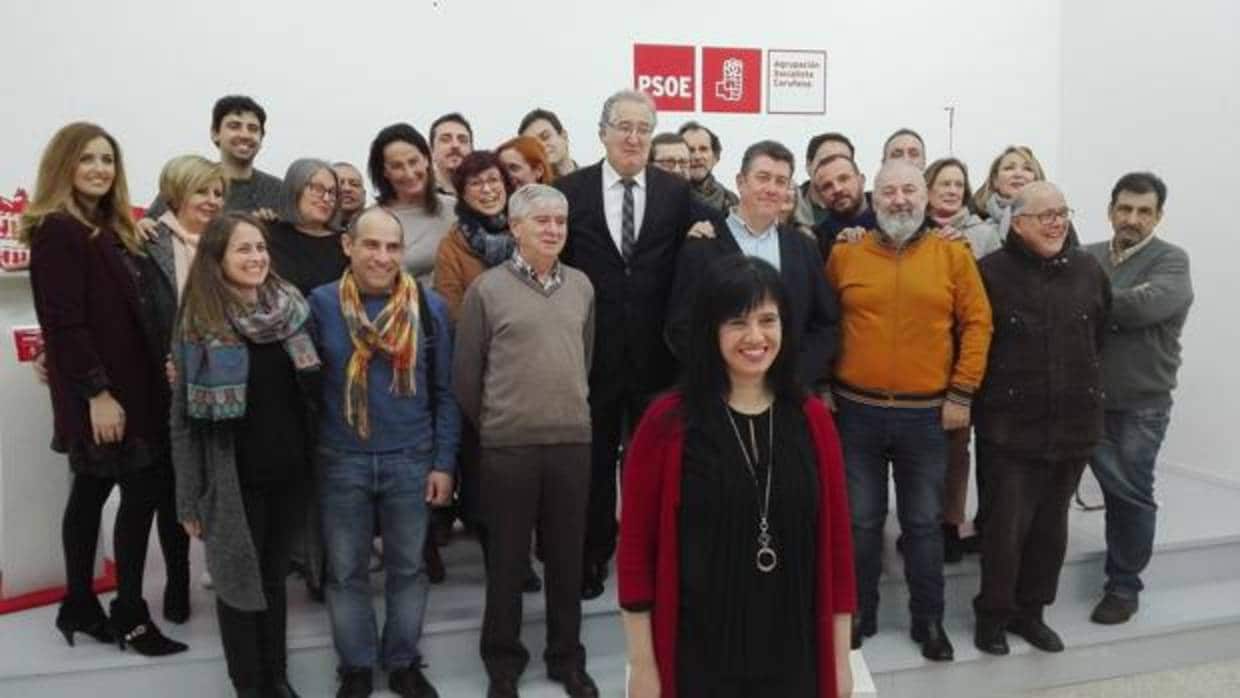 La secretaria local del PSOE en La Coruña, Eva Martínez, con algunos miembros de su ejecutiva
