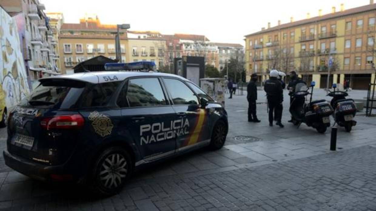Un coche de la Policía Nacional patrullando por Madrid