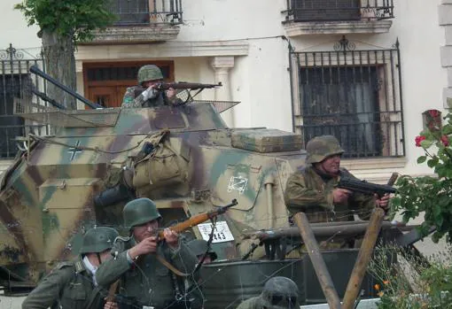 Momento de la recreación de la batalla en la Plaza Mayor de Montalbanejo