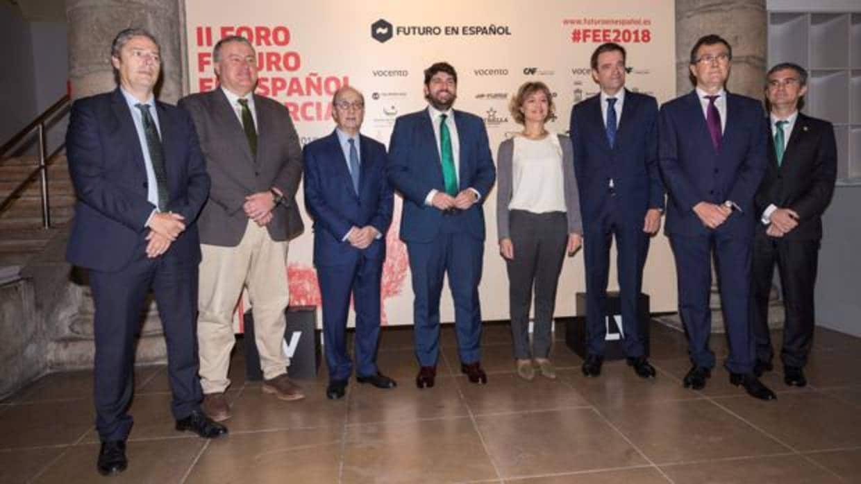 La ministra de Agricultura con reponsables del III Foro Futuro en Escpañol