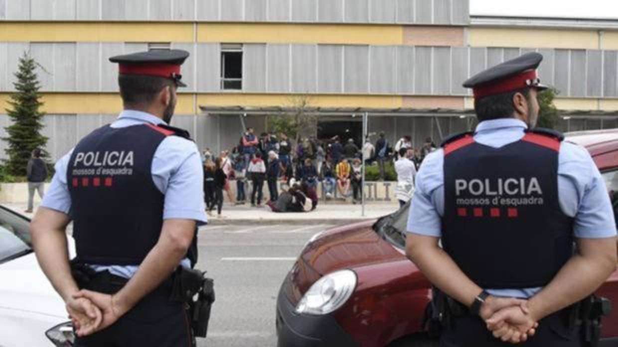 Dos mossos frente a un colegio electoral el 1-O