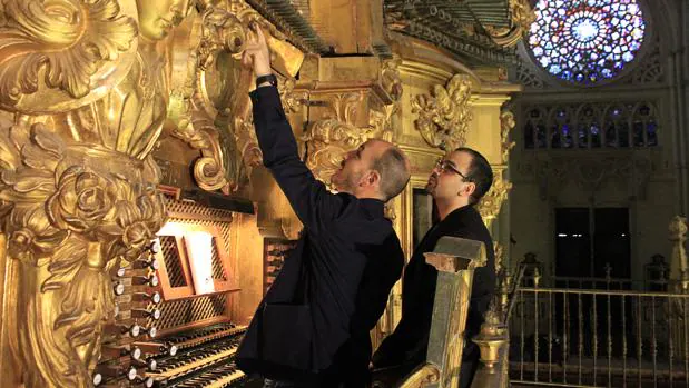 Juan José Montero muestra a Carlo María Barile el funcionamiento del órgano de Echevarría